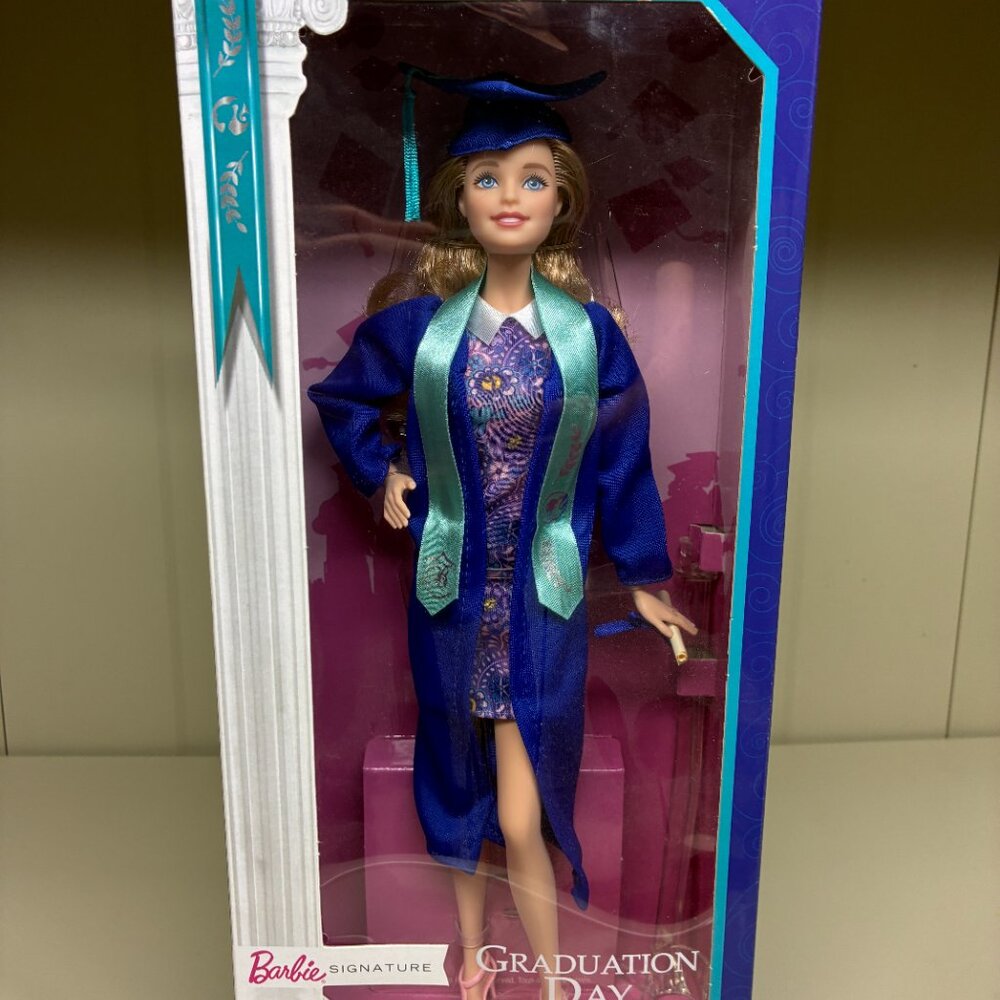 Barbie Signature GRADUATION DAY Fashion Doll 2017 Mattel FJH66 Blonde/Blue Eye